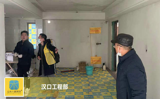 漢口工程部領(lǐng)導(dǎo)在華潤(rùn)翡翠中心工地巡檢