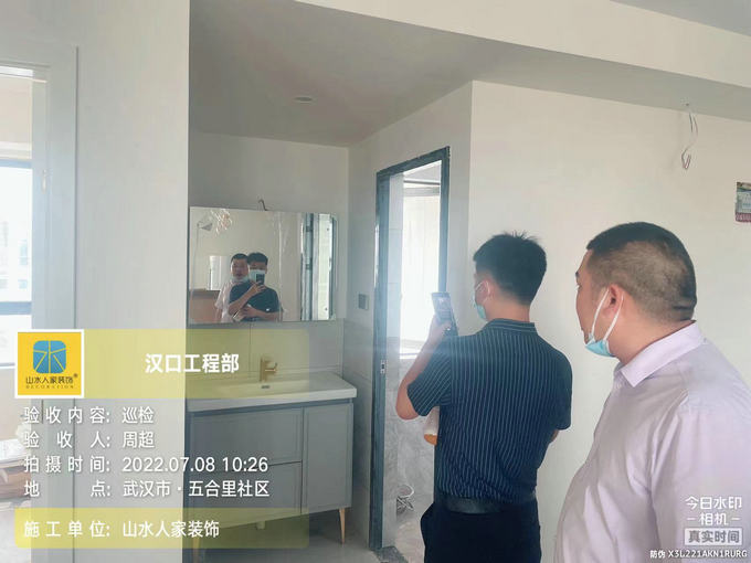 山水人家裝飾漢口店店長和工程部領導檢查工地