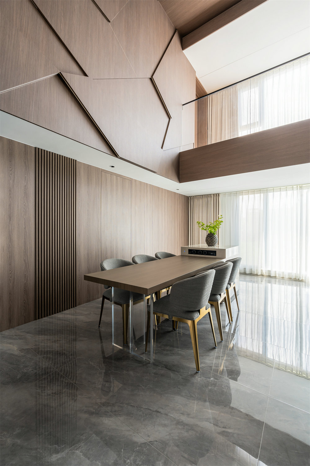 臨空香廷300平現(xiàn)代風(fēng)格裝修效果圖